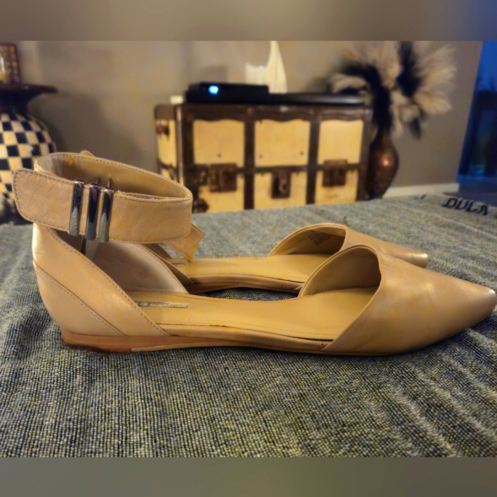 BCBG Pointed closed-toe sandals creme/tan 9.5